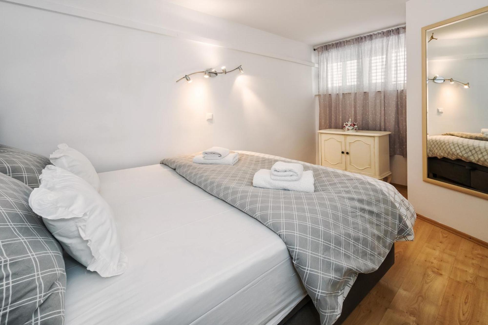 Relaxing 2Bd Apartment, Ground Floor - Walk To Old Town Split Ngoại thất bức ảnh